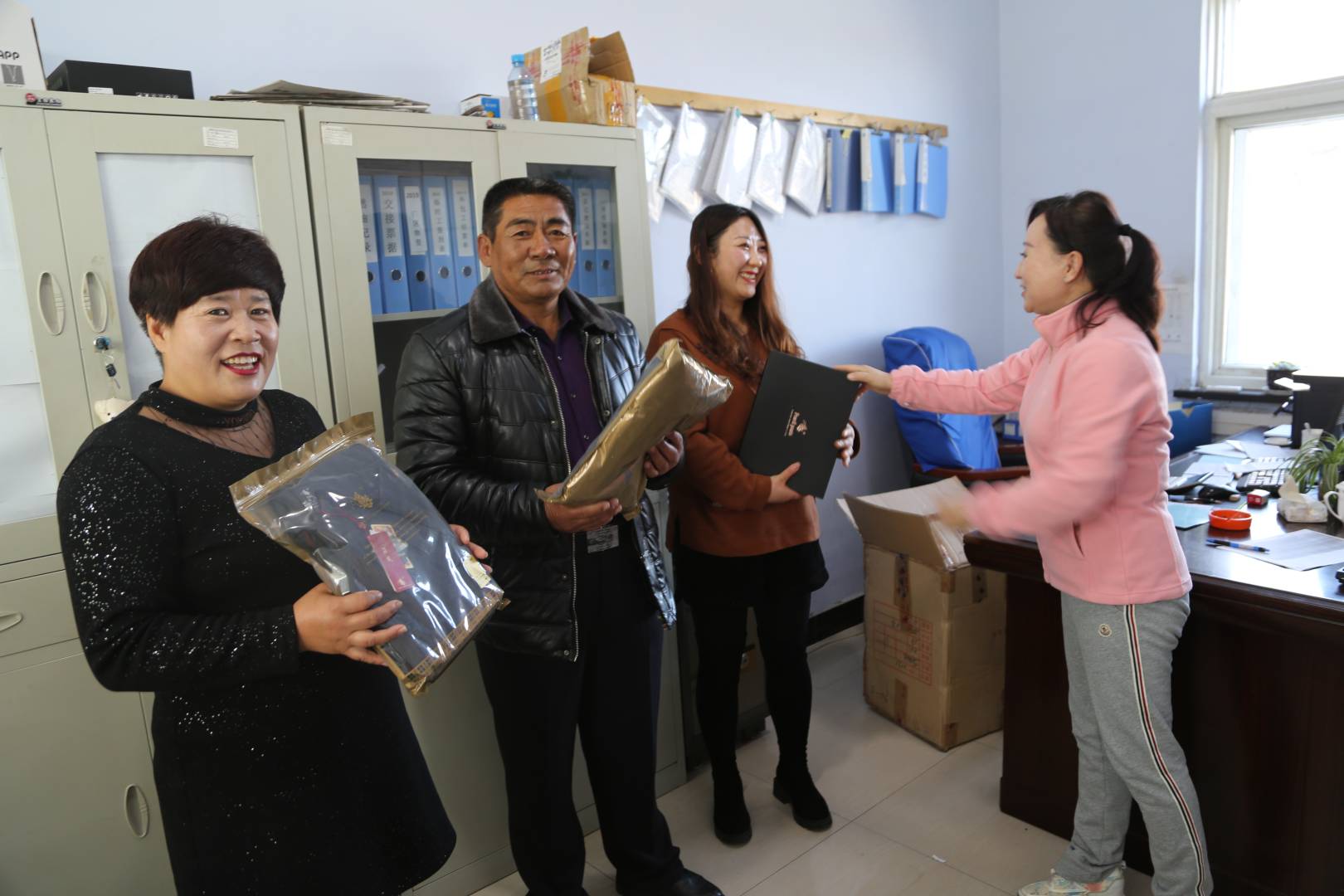 寒冬送溫暖 焐熱職工心